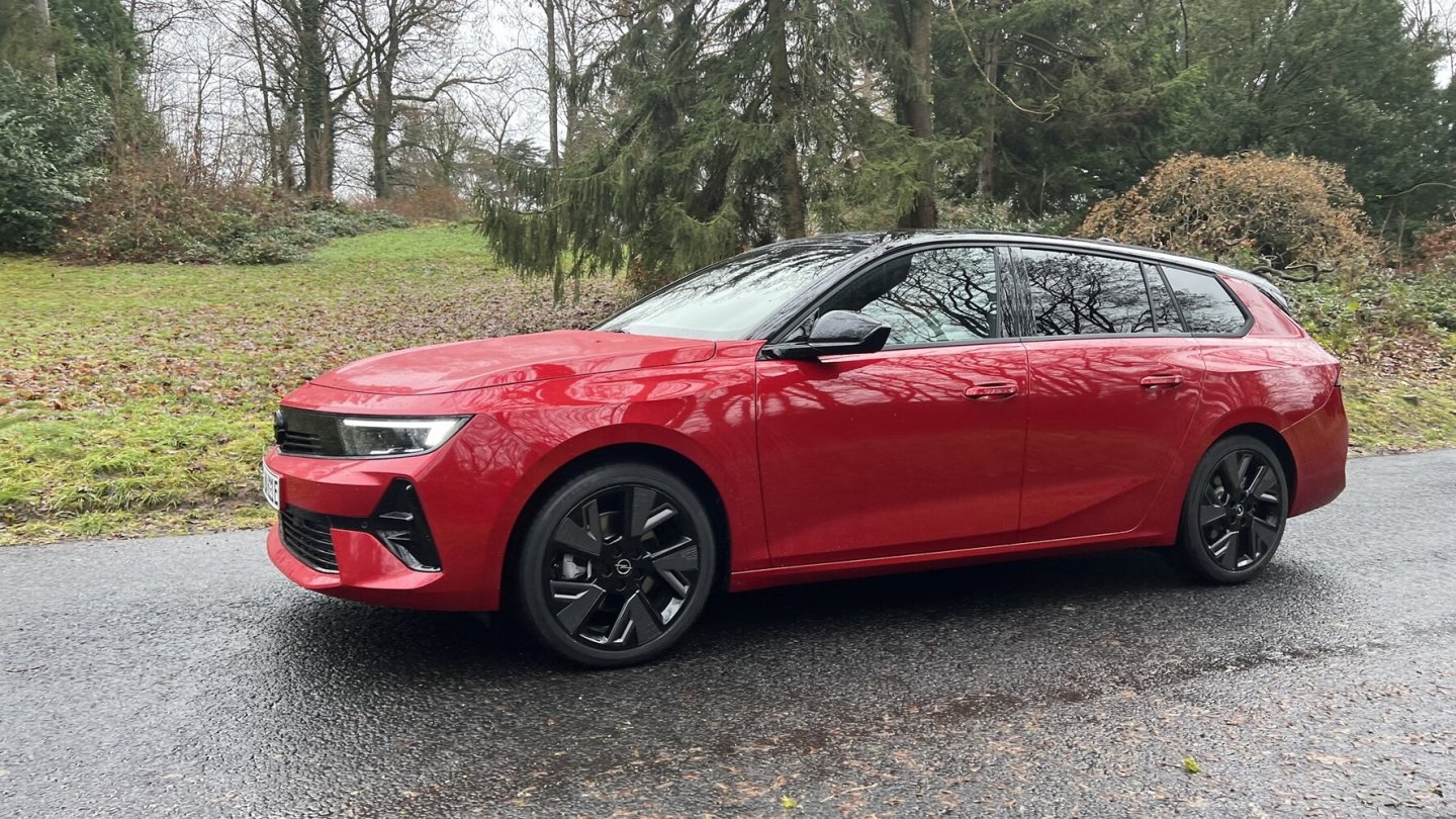 Zwei Ausstattungslinien werden angeboten, die Preise starten bei 43.490 Euro.