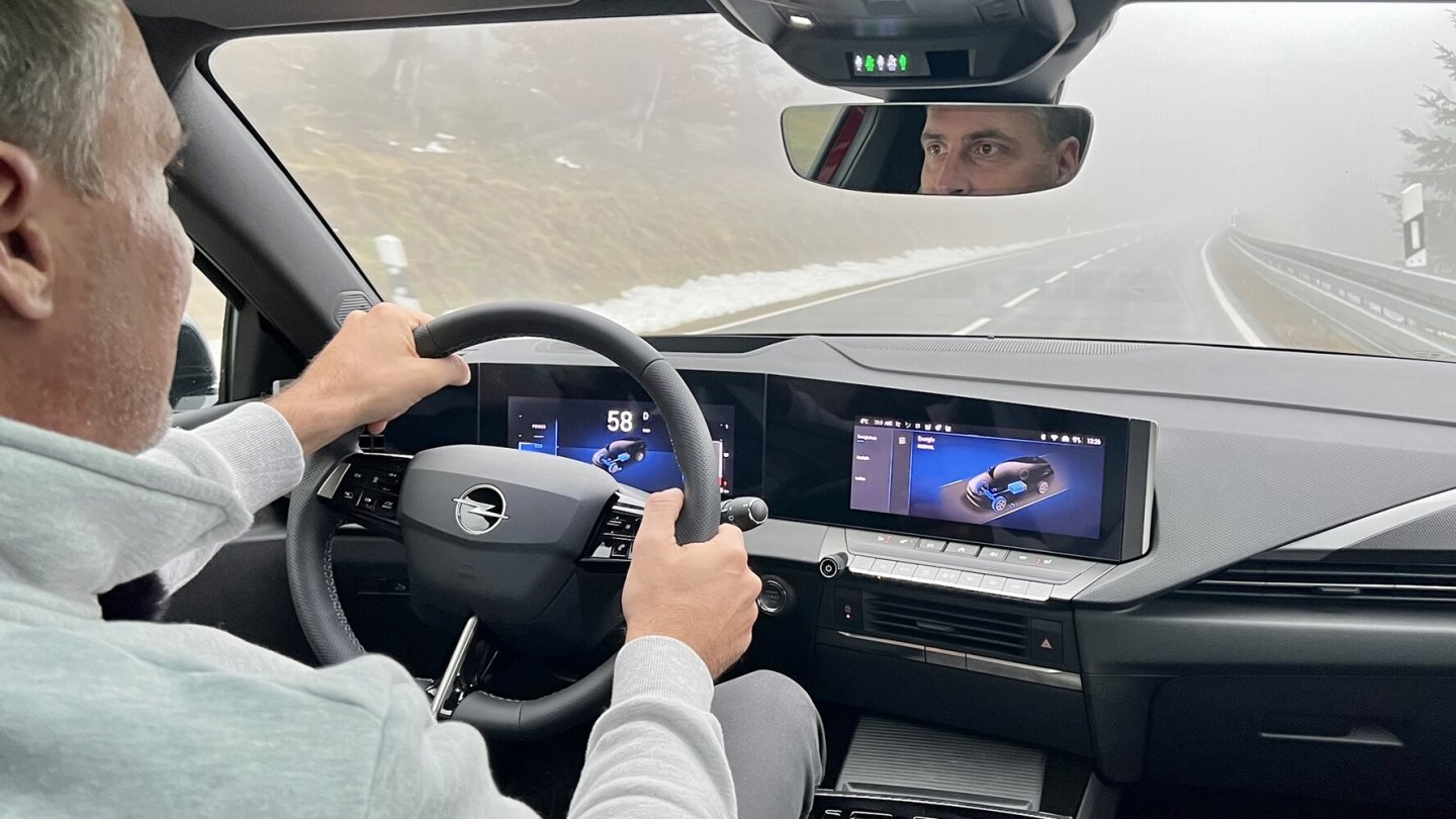 Im Cokpit lässt sich der Energiefluss beobachten.