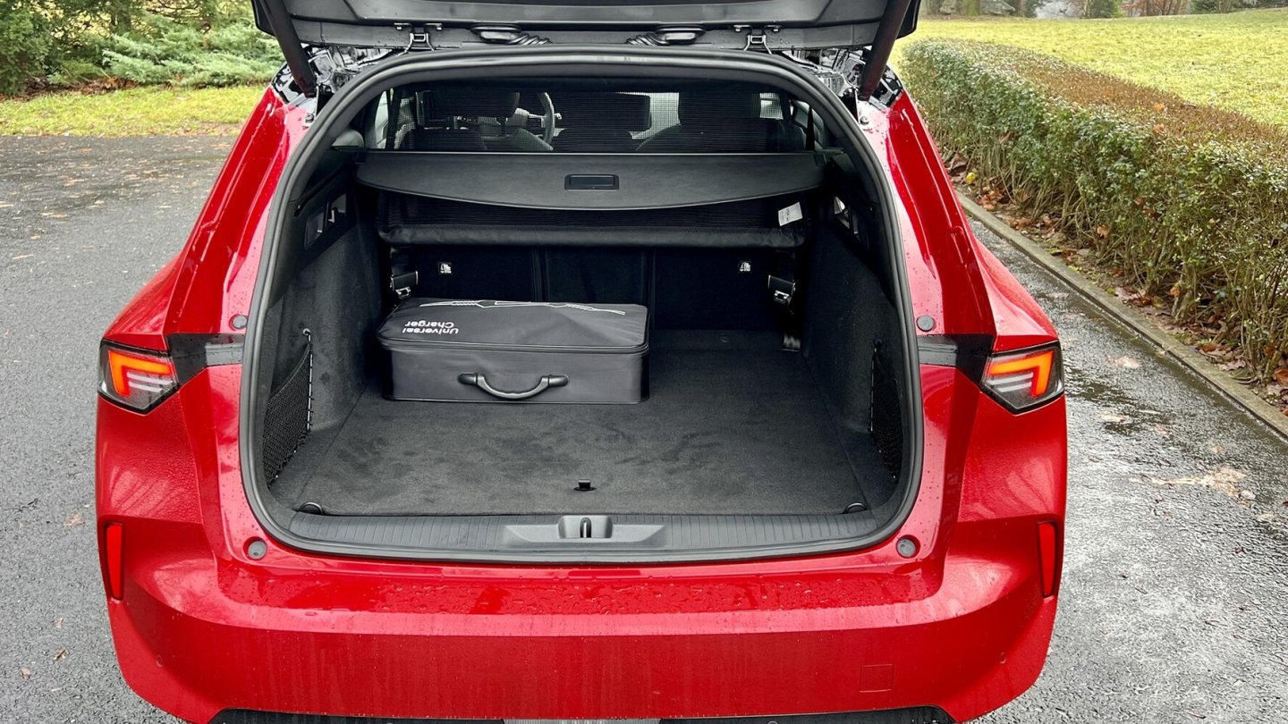 Die große Tasche des optionalen Universal Charger kostet Laderaum.