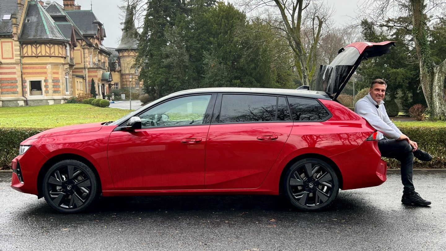Mehr Radstand, mehr Überhang: Der Opel Astra Sports Tourer streckt sich auf 4,64 Meter.