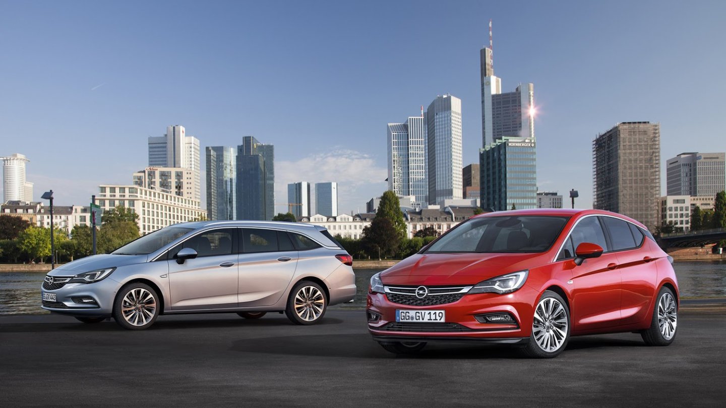 Der Opel Astra im Doppelpack: Beide Modelle stehen in Frankfurt, hier der Bildbeweis