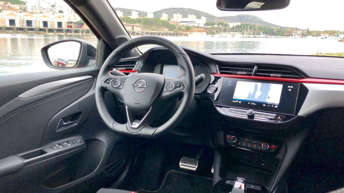 Die Mittelkonsole neigt sich dem Fahrer zu.