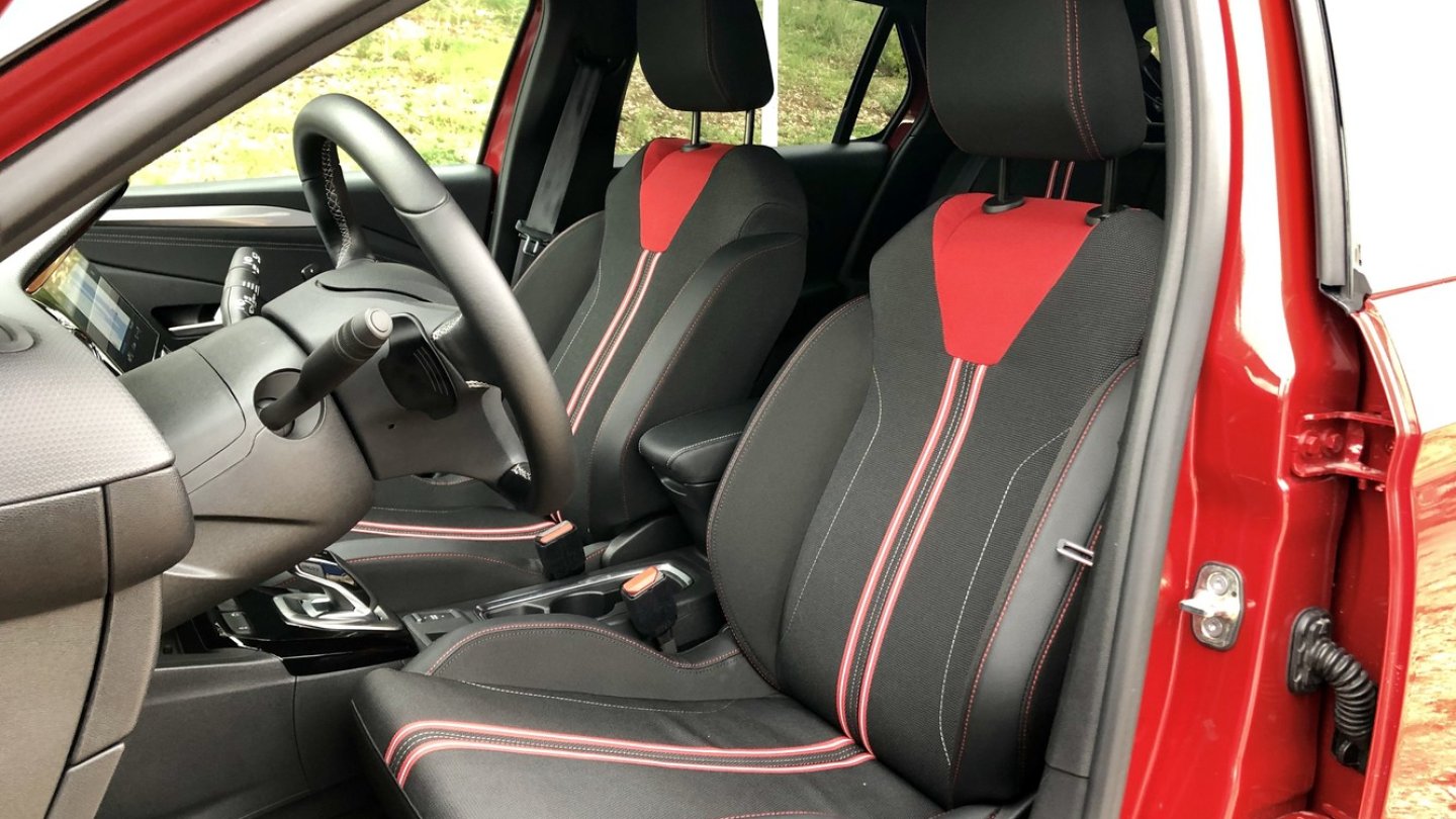 Tolle Sportsitze im Corsa GS Line, nur sitzt man zu nah am Boden.