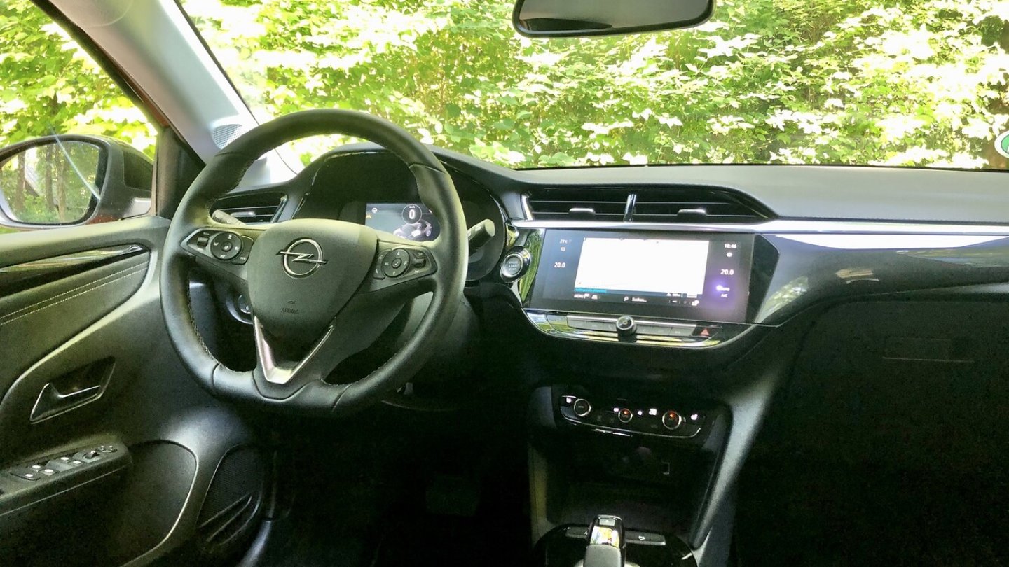 Das Cockpit des Opel Corsa ist zum Fahrer orientiert.