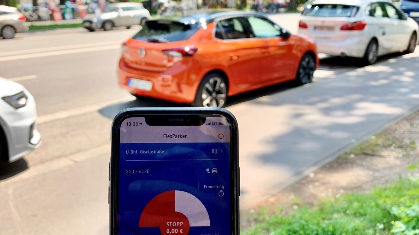 In vielen Städten parken E-Autos gratis. Leider liegt die Ladebuchse hinten links.