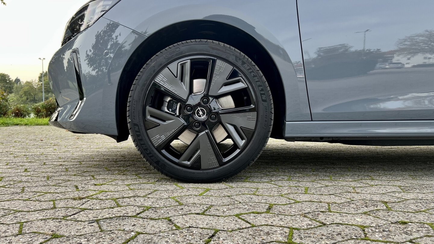 Die Leichtmetallfelgen des Testwagen sind eine von vielen Optionen.