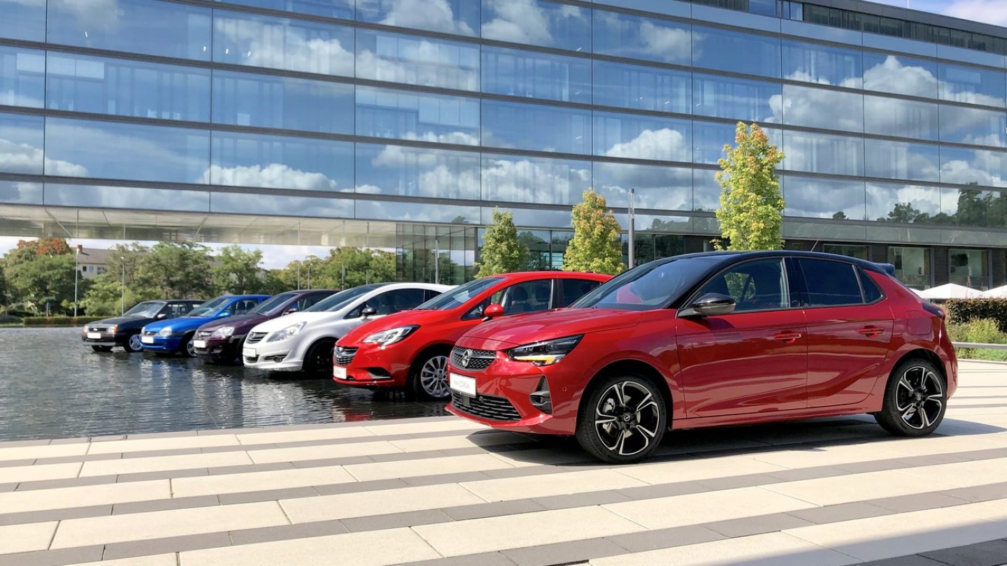 Alle sechs Corsa-Generationen, nur der Neue steht im Trockenen.