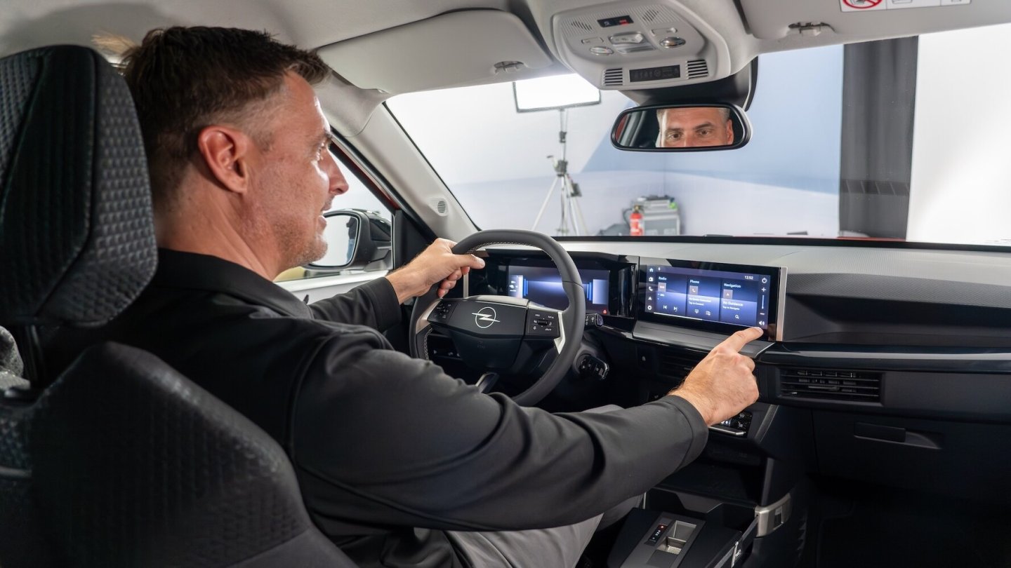 Der breite Pralltopf des Lenkrads zitiert den Vizor an der Front.