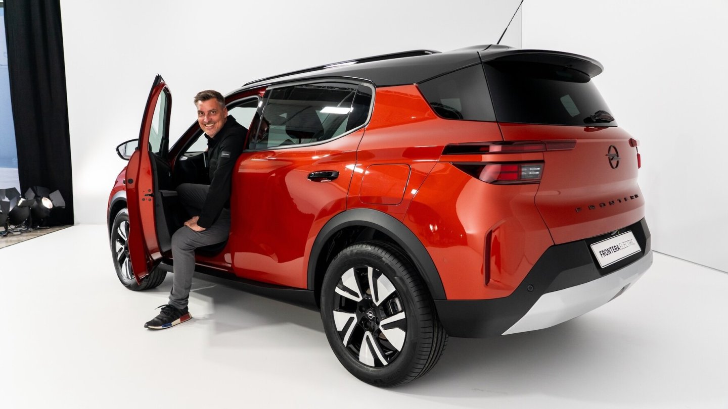 Einsteigen, bitte! Wir starten zur ersten Sitzprobe im neuen Opel Frontera.