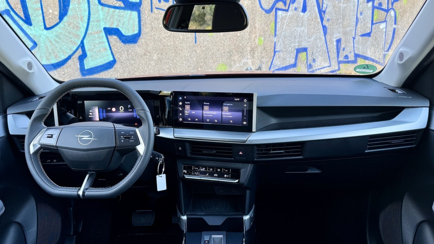 Das Infotainment-Display mit Navi ist beim Frontera GS serienmäßig.