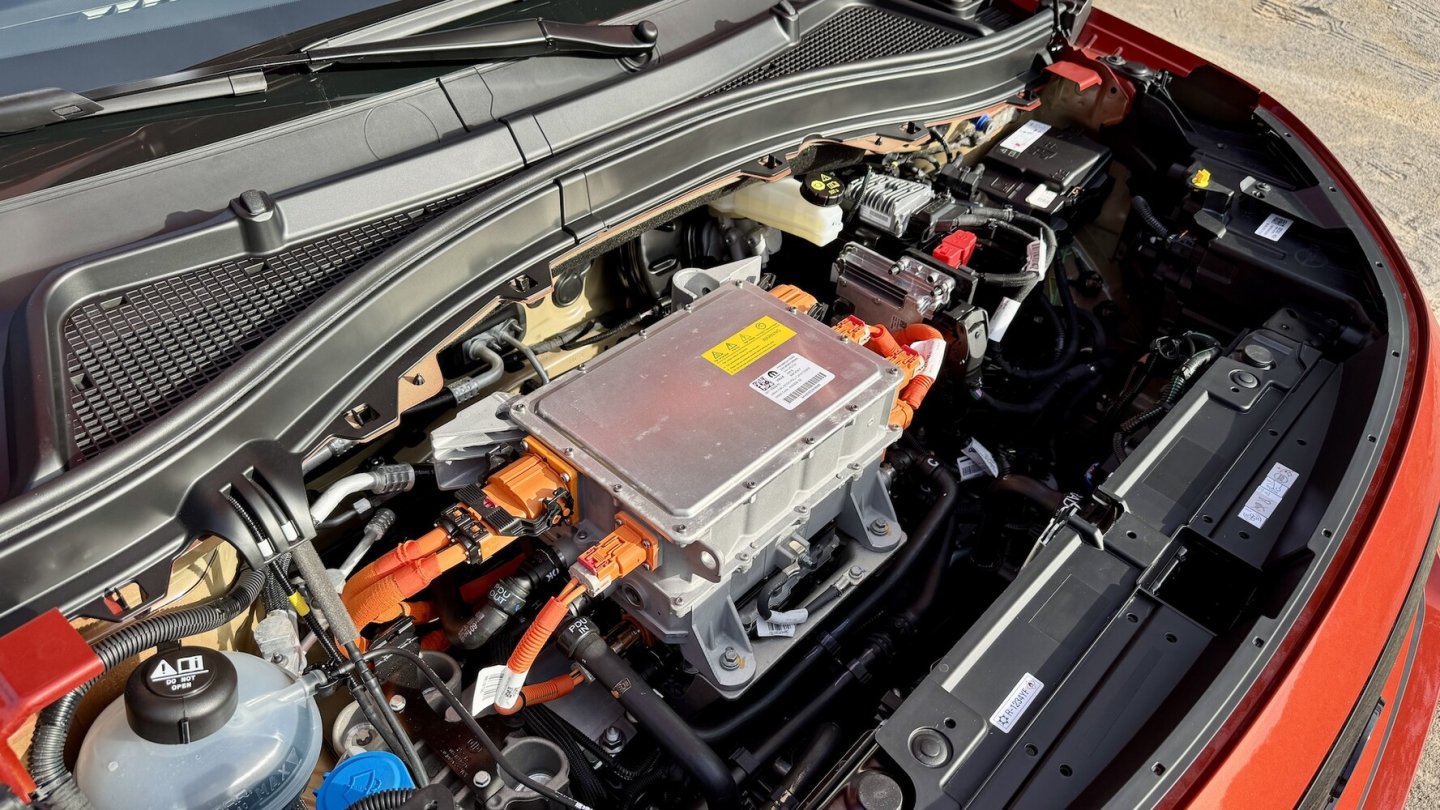 Der Frontmotor des Elektro-Frontera hat 83 kW bzw. 113 PS.