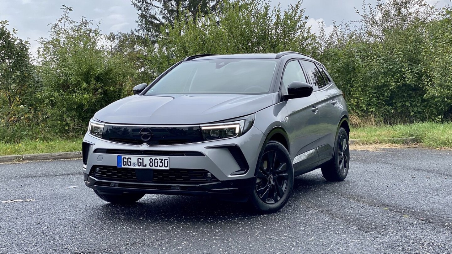 Der Opel Grandland wirkt mit dem neuen Gesicht deutlich moderner.