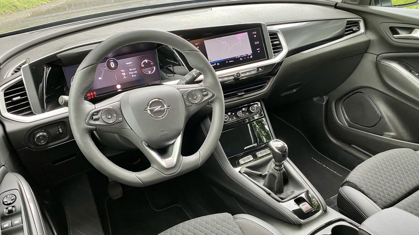 Große Displays bestimmen das Cockpit im Opel Grandland.