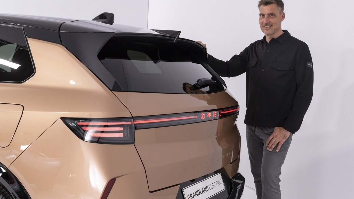 Der Opel-Schriftzug am Heck ist stets beleuchtet.