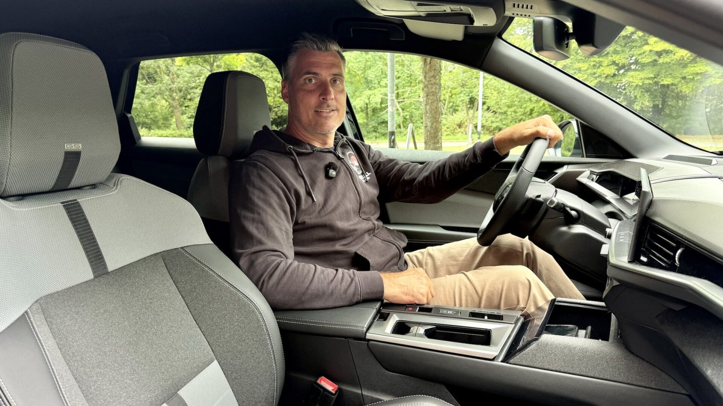 Der Innenraum bietet viel Platz und hohen Komfort, aber ein recht tristes Ambiente.