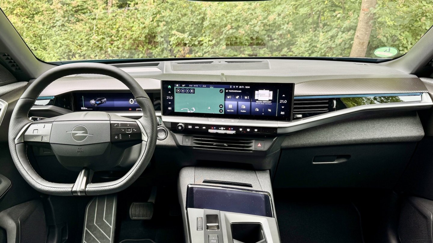 Der Infotainment-Touchscreen ist flach und breit, das verkleinert einige Anzeigen.