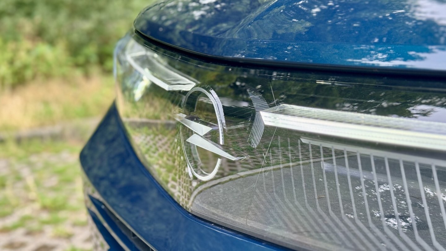 Das beleuchtete Markenlogo im Vizor kommt in Verbindung mit Matrix-LED-Scheinwerfern.