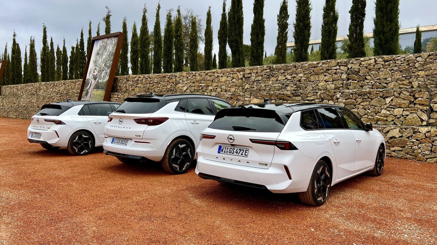 Familientreffen: In der Mitte der Grandland GSe, flankiert von den beiden neuen Sport-Astras.