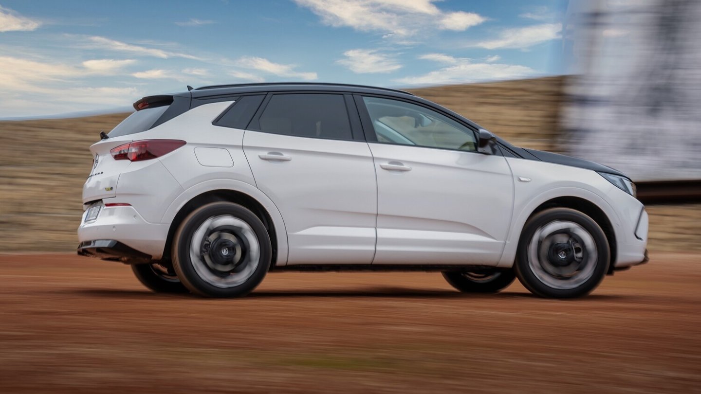 Das schwarze Dach ist beim Opel Grandland GSe serienmäßig.