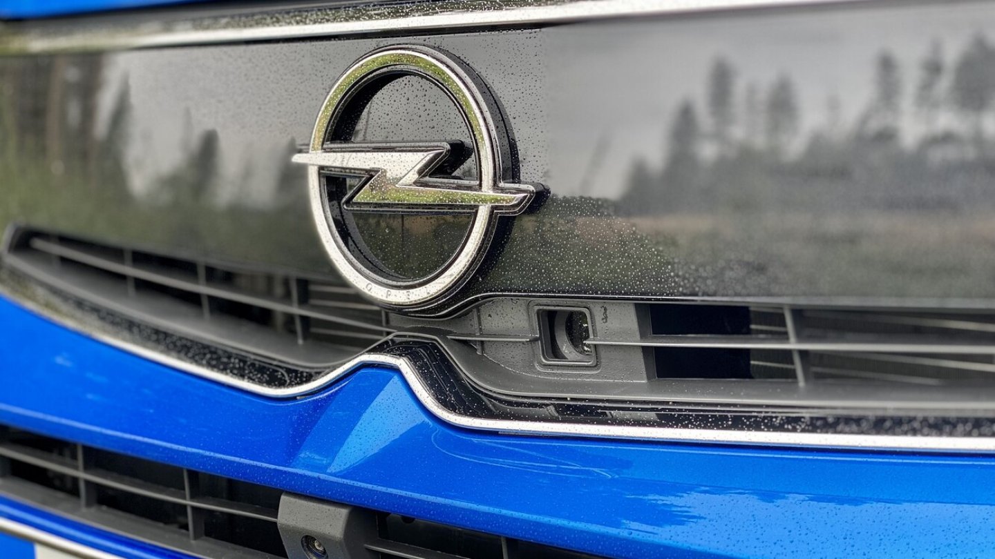 Rechts unterhalb des Logos steckt die Kamera des Nachtsichtassistenten.