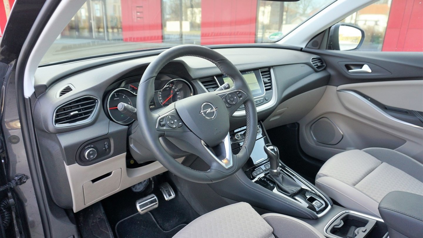 Grauer Lack mit beigem Stoff: Muss man mögen. Material und Verarbeitung können sich sehen lassen.