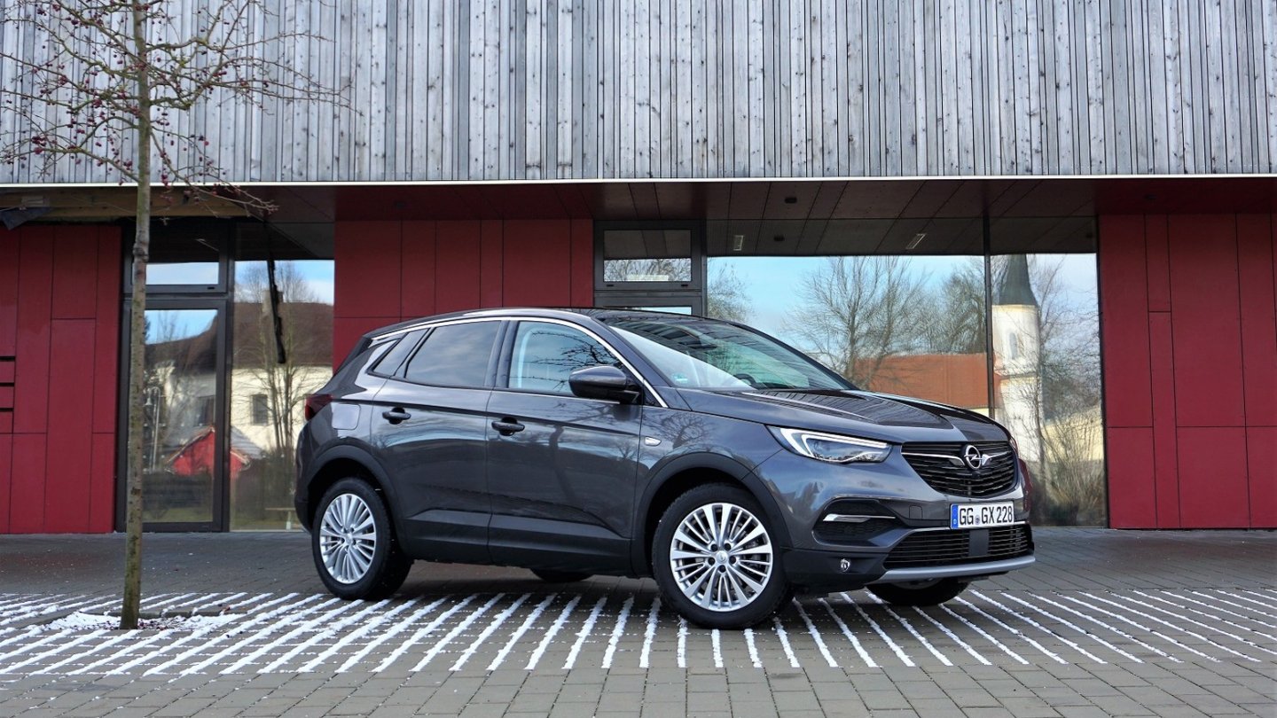 Unauffällig, nicht nur im tristen Grau. Der Opel Grandland X ruht in sich selbst.