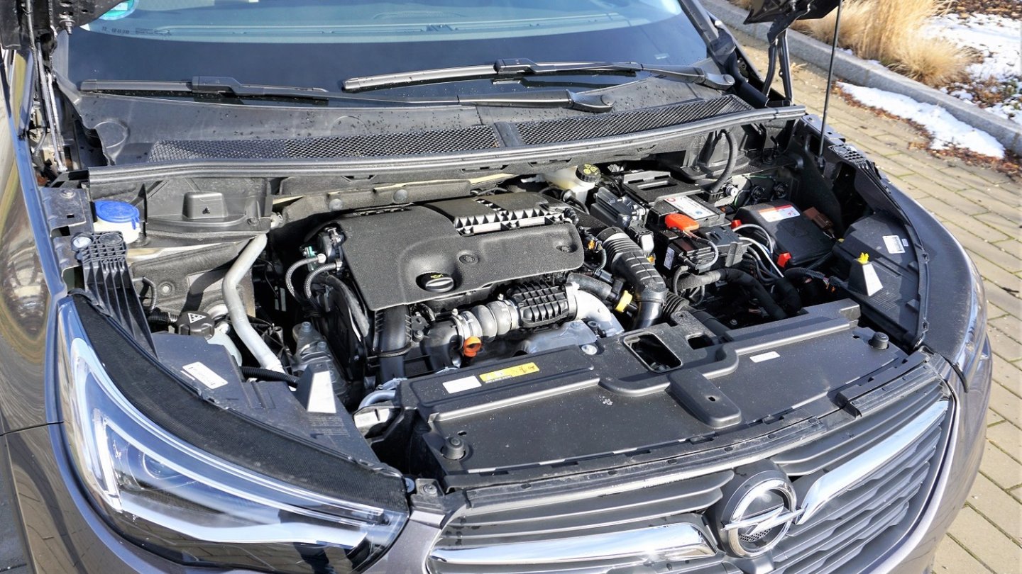 Der 120 PS starke Diesel reißt keine Bäume aus, bringt den Opel Grandland X aber voran.
