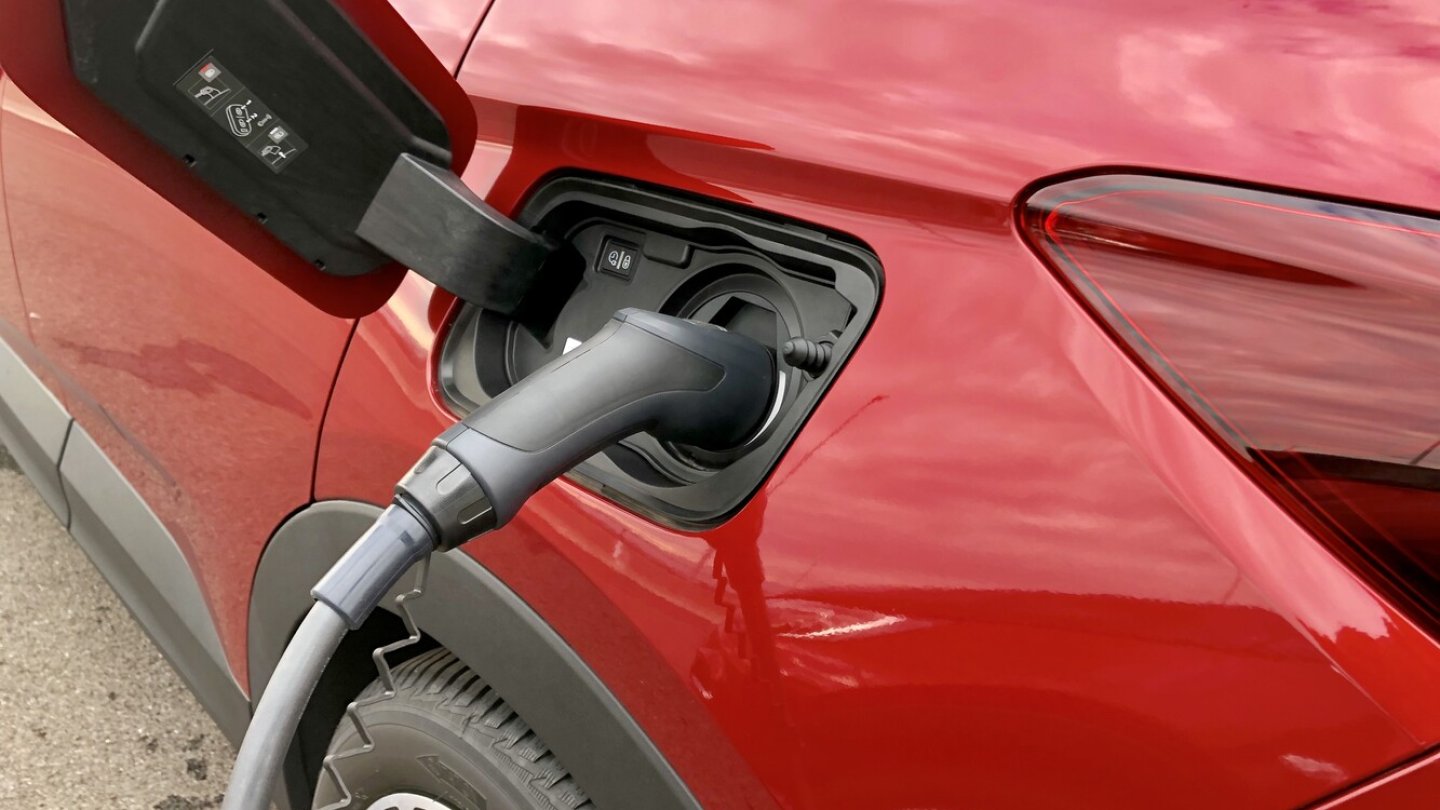 Ein Onboead-Charger mit 3,7 kW ist ab Werk dabei. 7,4 kW kosten Aufpreis.