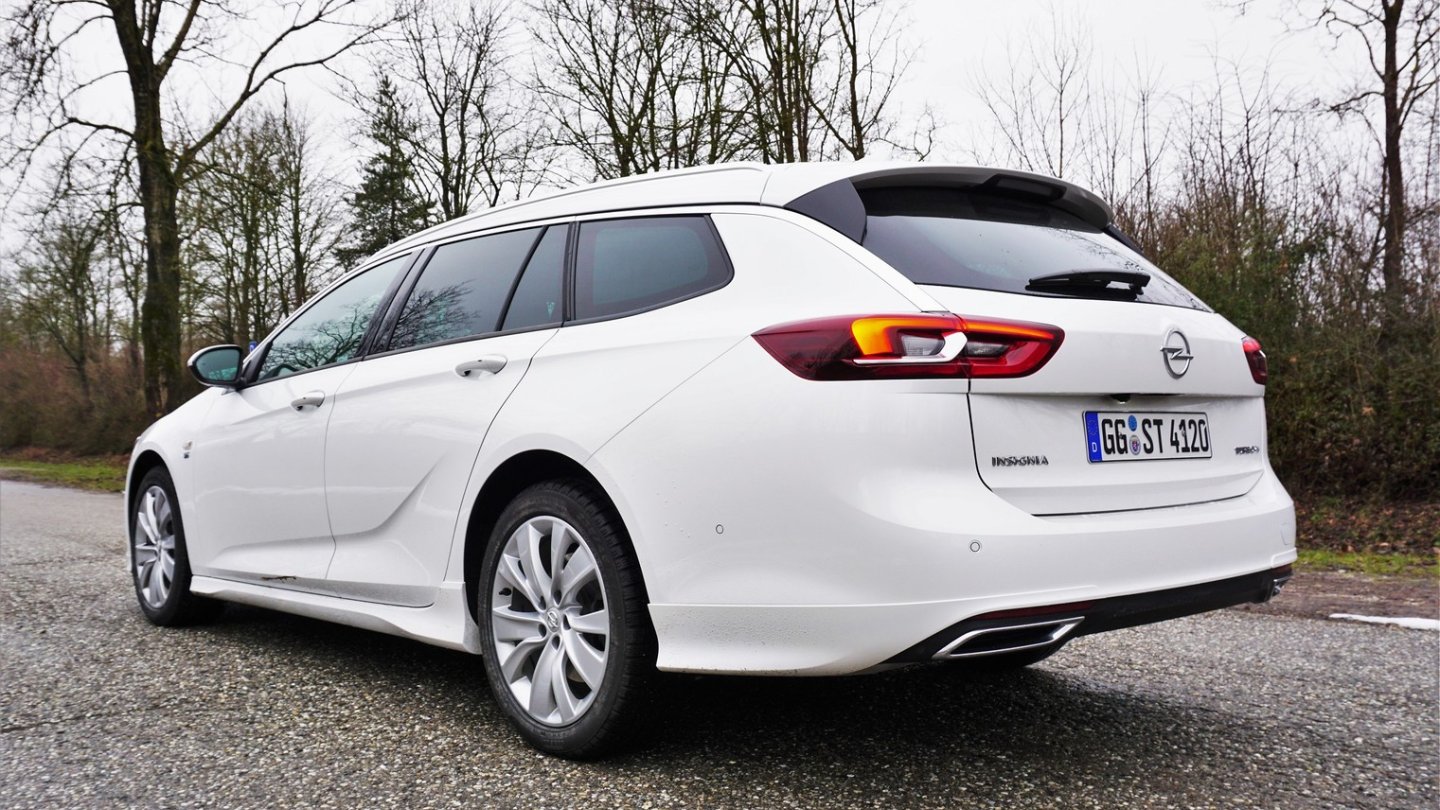 Das Heck wird durch die breite D-Säule dominiert. Sieht gut aus. Man sieht aber weniger gut raus.