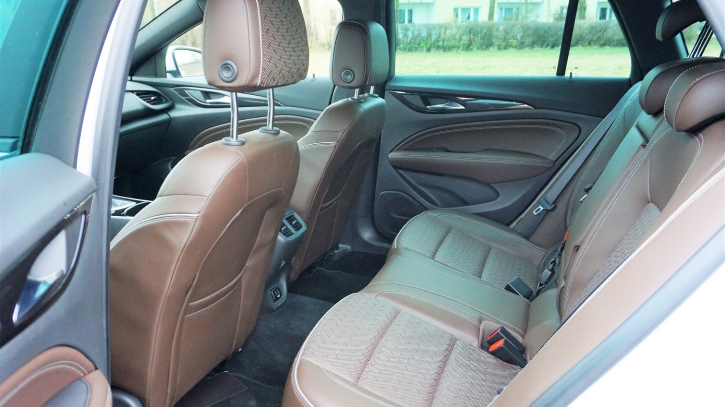 Viel Platz im Fond, nur die Bank ist recht flach montiert.