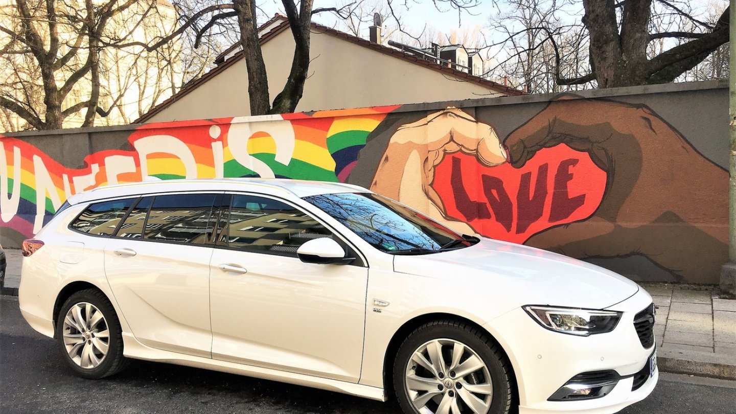 Und dann hat er am Ende noch die passende Parkkulisse gefunden.