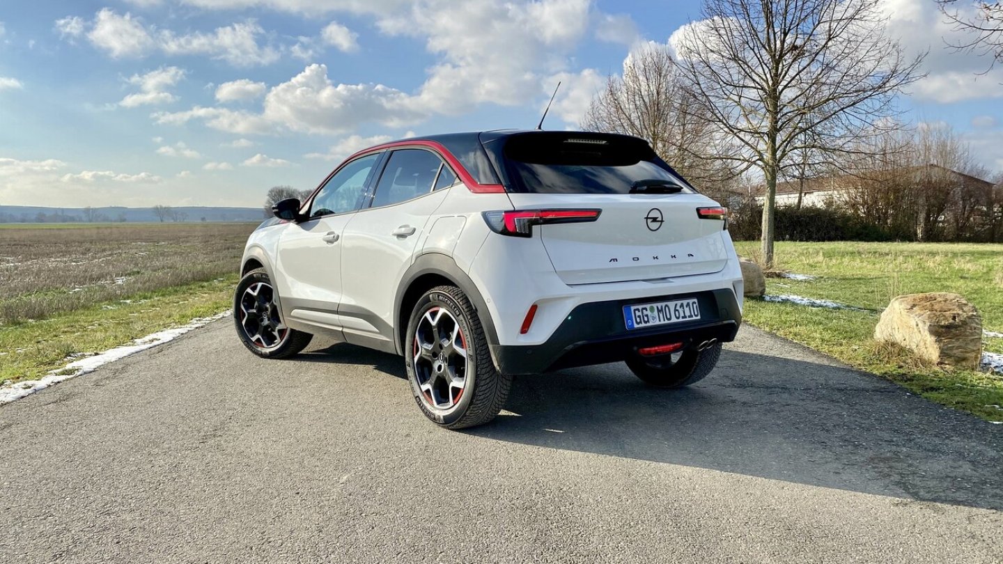 Der weiße Mokka GS Line ist ein Benziner.