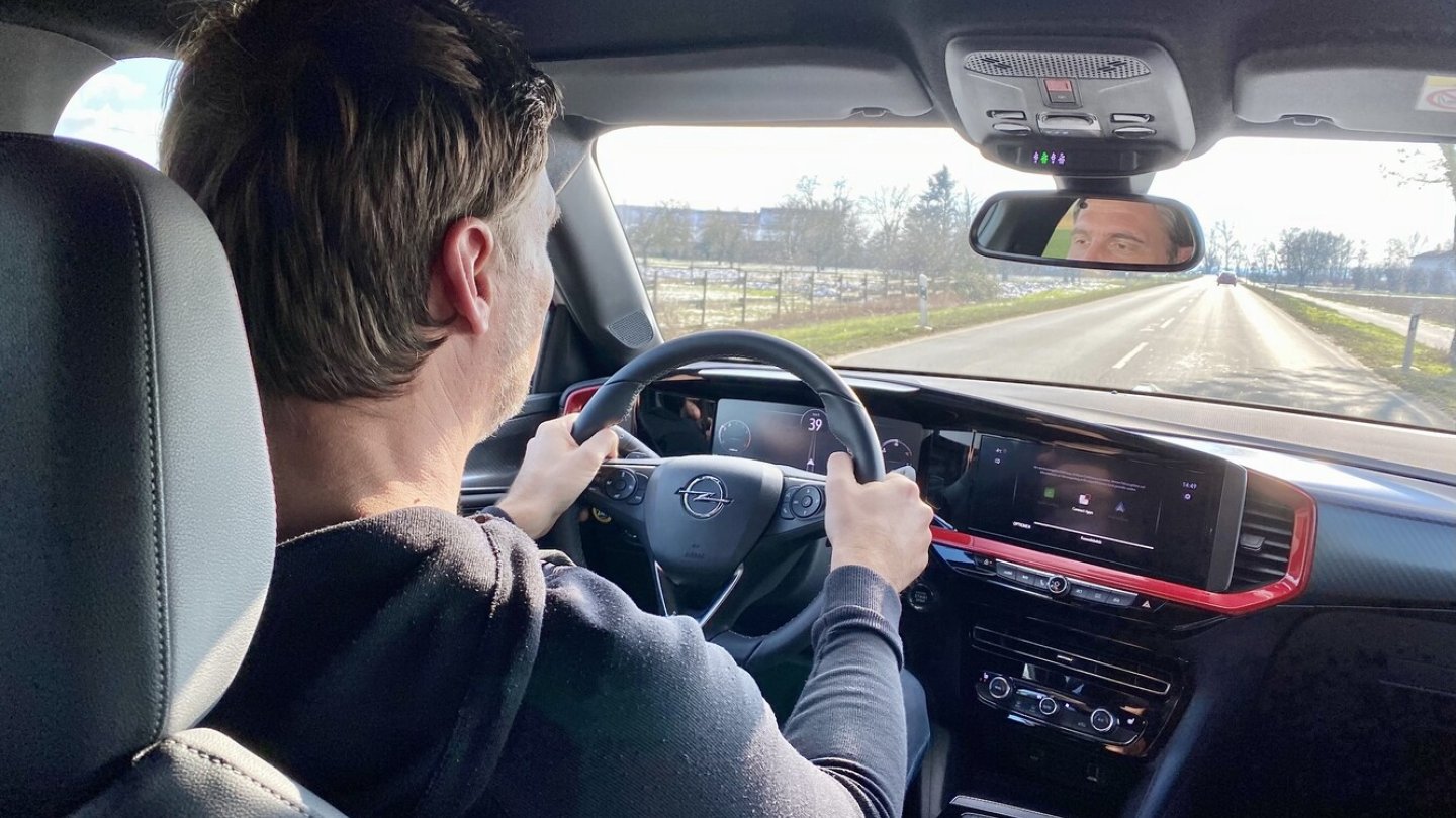 Der Benziner federt etwas komfortabler als der Mokka-e.