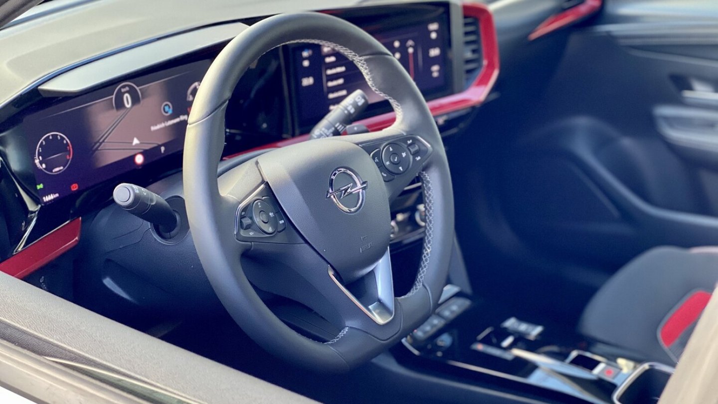 In der GS Line trägt der Opel Mokka auch innen rote Dekorstreifen.