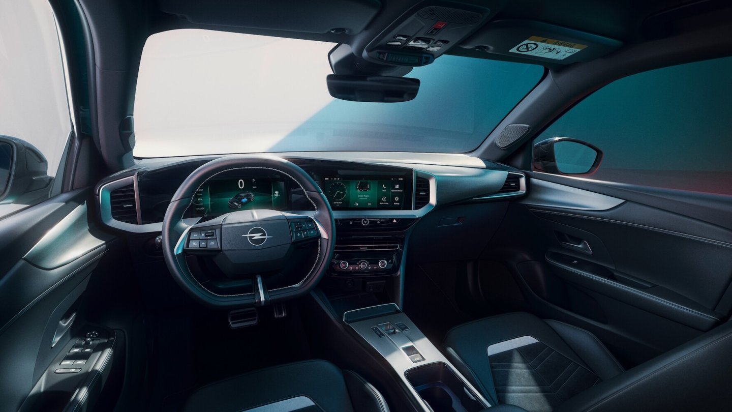 Weniger Klavierlack und neues Lenkrad im Mokka.