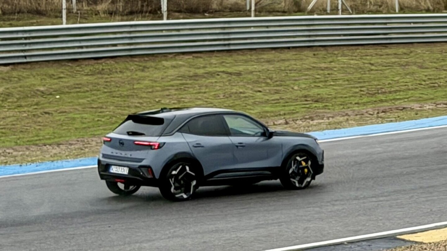 Auch auf der Rennstrecke zeigt der Mokka GSE ein hohes Potenzial.