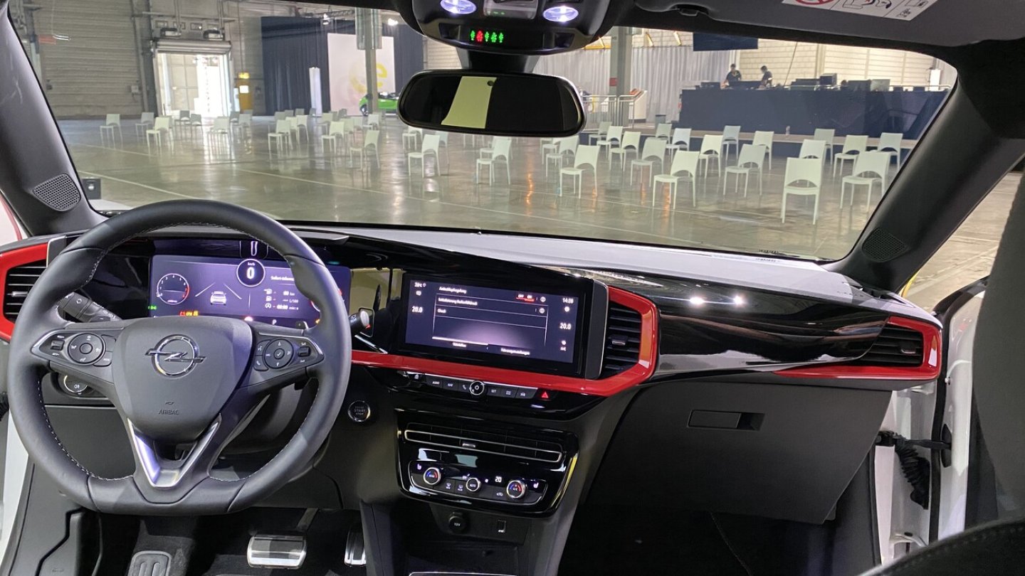 Digitales Cockpit im neuen Mokka, das aber trotzdem noch klassische Bedienelemente bereithält.