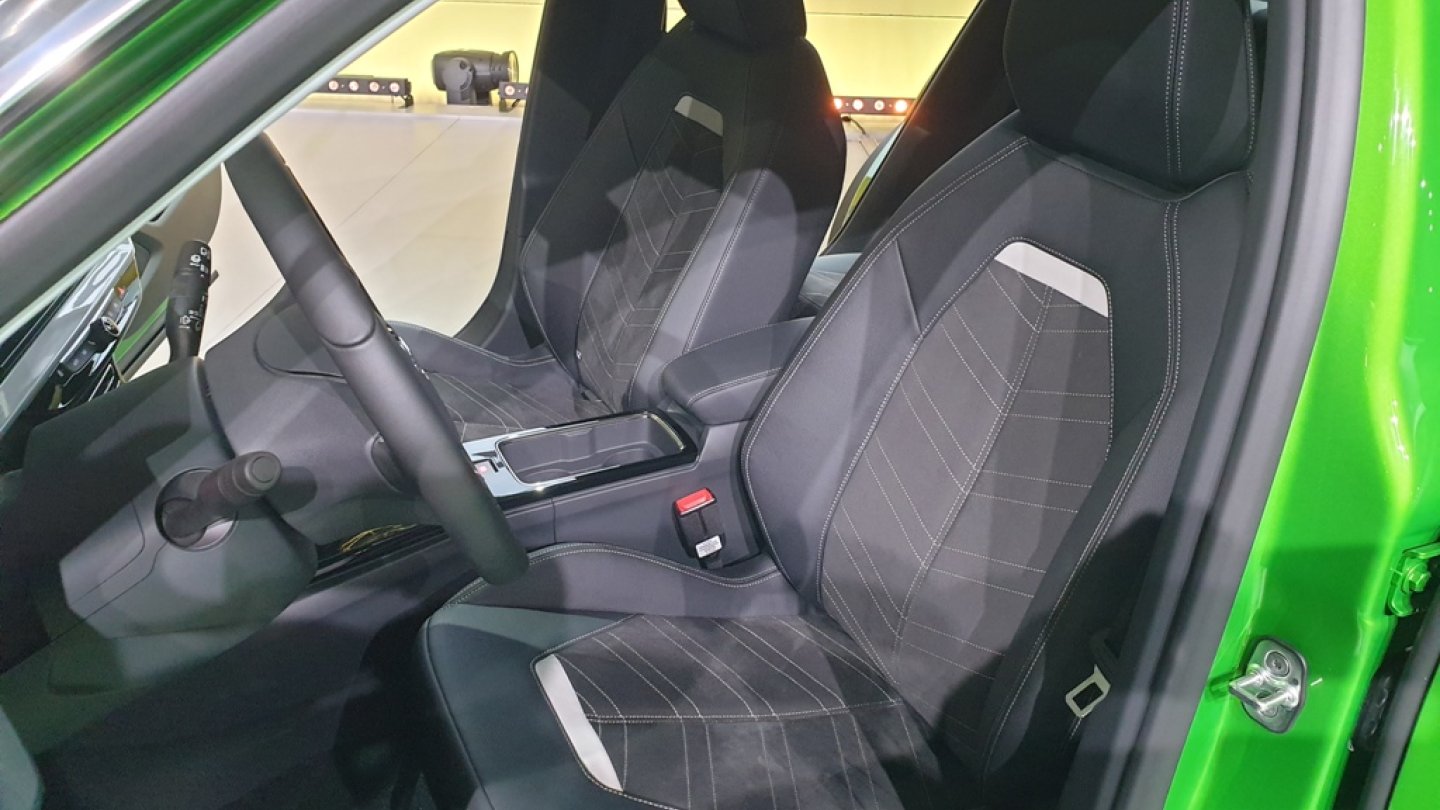 Bequeme Sitze und ausreichend Platz für Fahrer und Beifahrer.