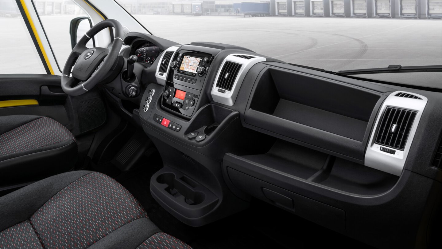 Das Cockpit des Opel Movano entspricht (noch?) nicht der neuesten Ducato-Evolution.