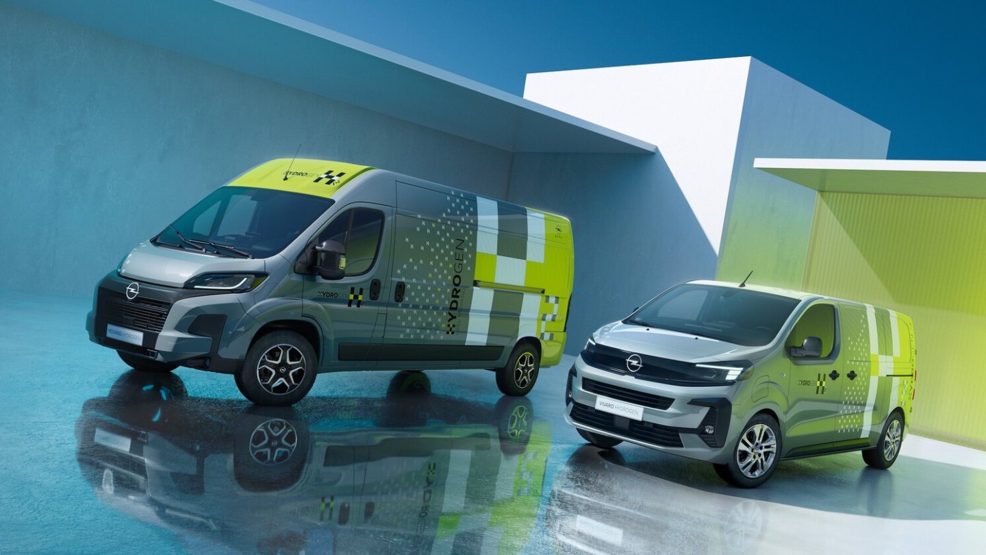 Links der neue Movano Hydrogen, rechts der kleinere Vivaro.