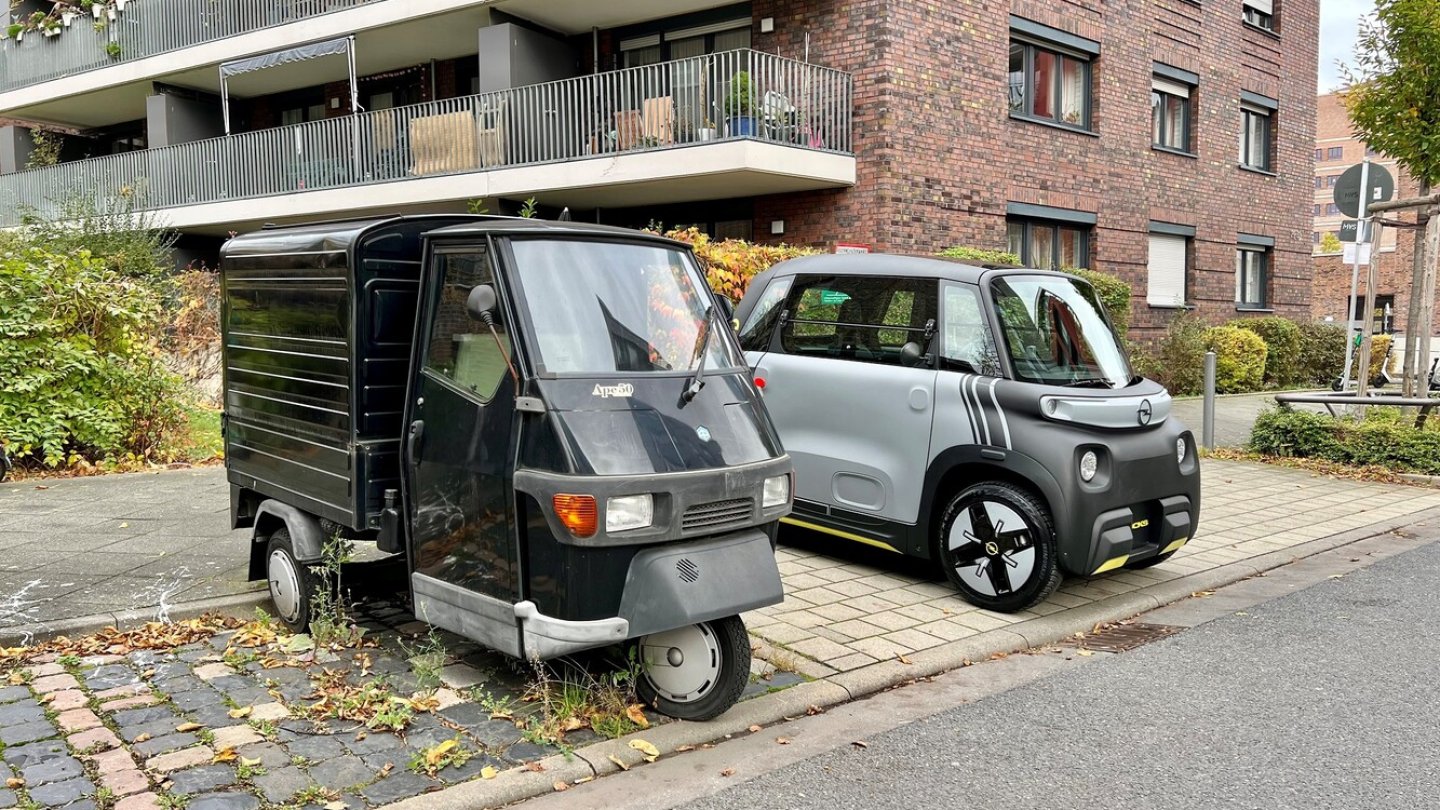 Die Ape parkt schon länger quer, der Rocks-e nur kurz fürs Foto.