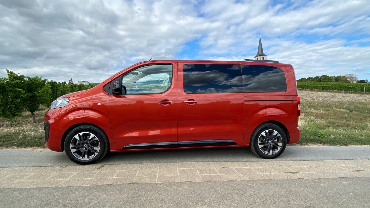 Der Testwagen fuhr in mittlerer Länge vor.