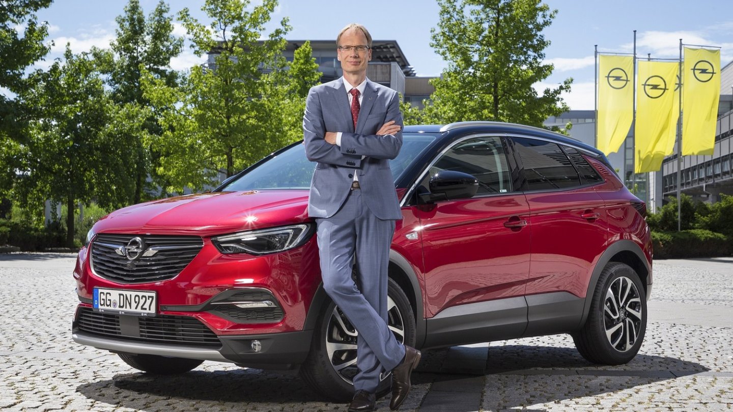 Opel-Chef Michael Lohscheller vor dem Grandland X.