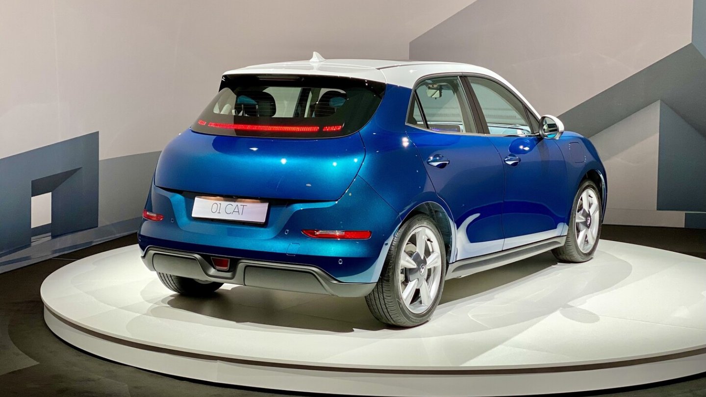 Ein Teil der Rückleuchten sitzt in der Heckscheibe, die Blinker im Stoßfänger.