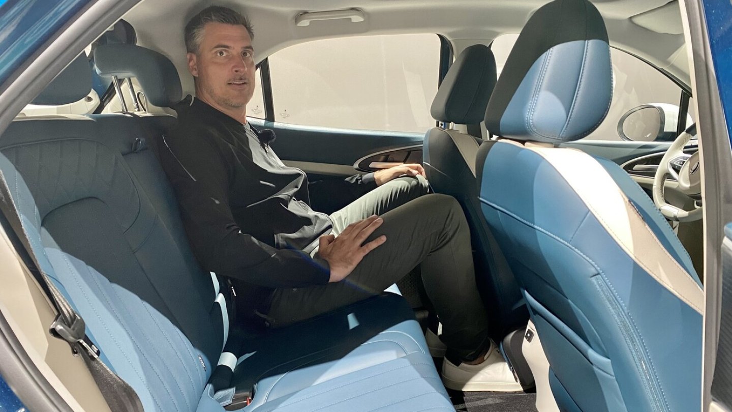 Im Fond bietet der Ora Cat viel Platz für die Knie. Man sitzt aber recht flach über dem Boden.