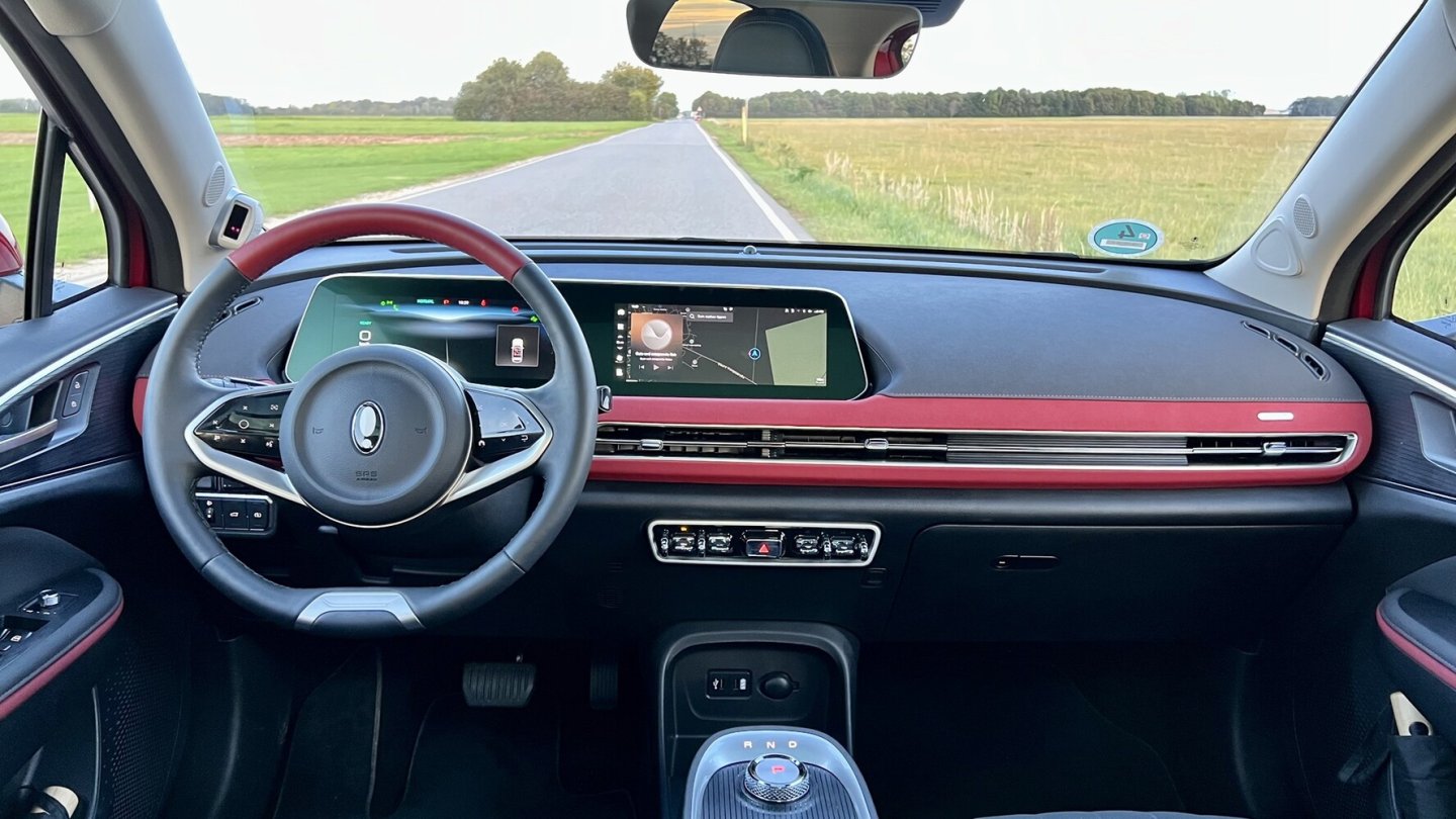 An der linken A-Säule hängt die Kamera zur Fahrerüberwachung.