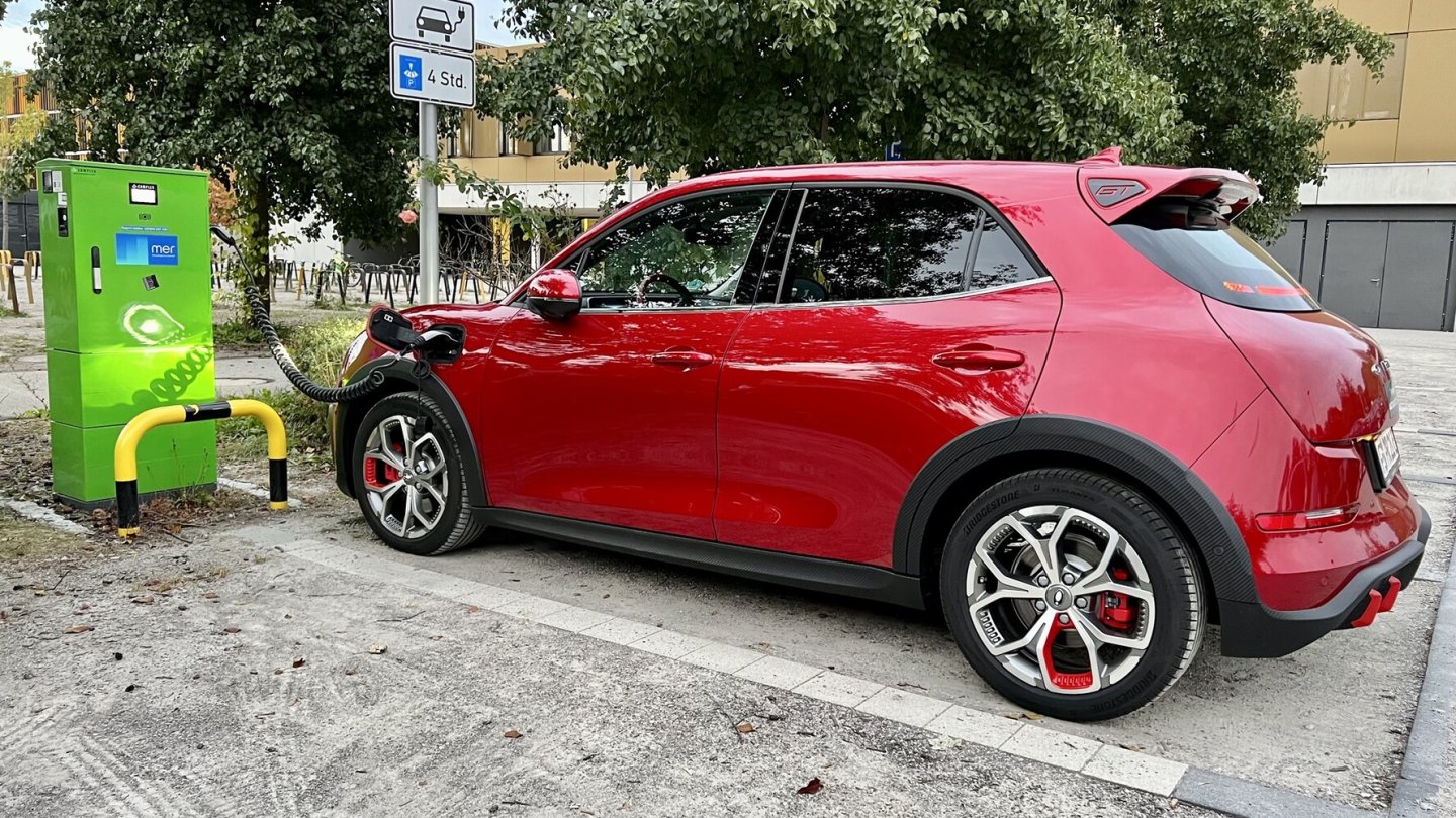 Wechselstrom zieht der Ora dreiphasig mit 11 kW. Am Schnelllader wird es vergleichsweise zäh.