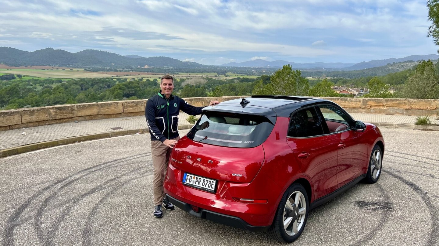 Das Heck erinnert mit seinem Schwung an den ersten Nissan Leaf.