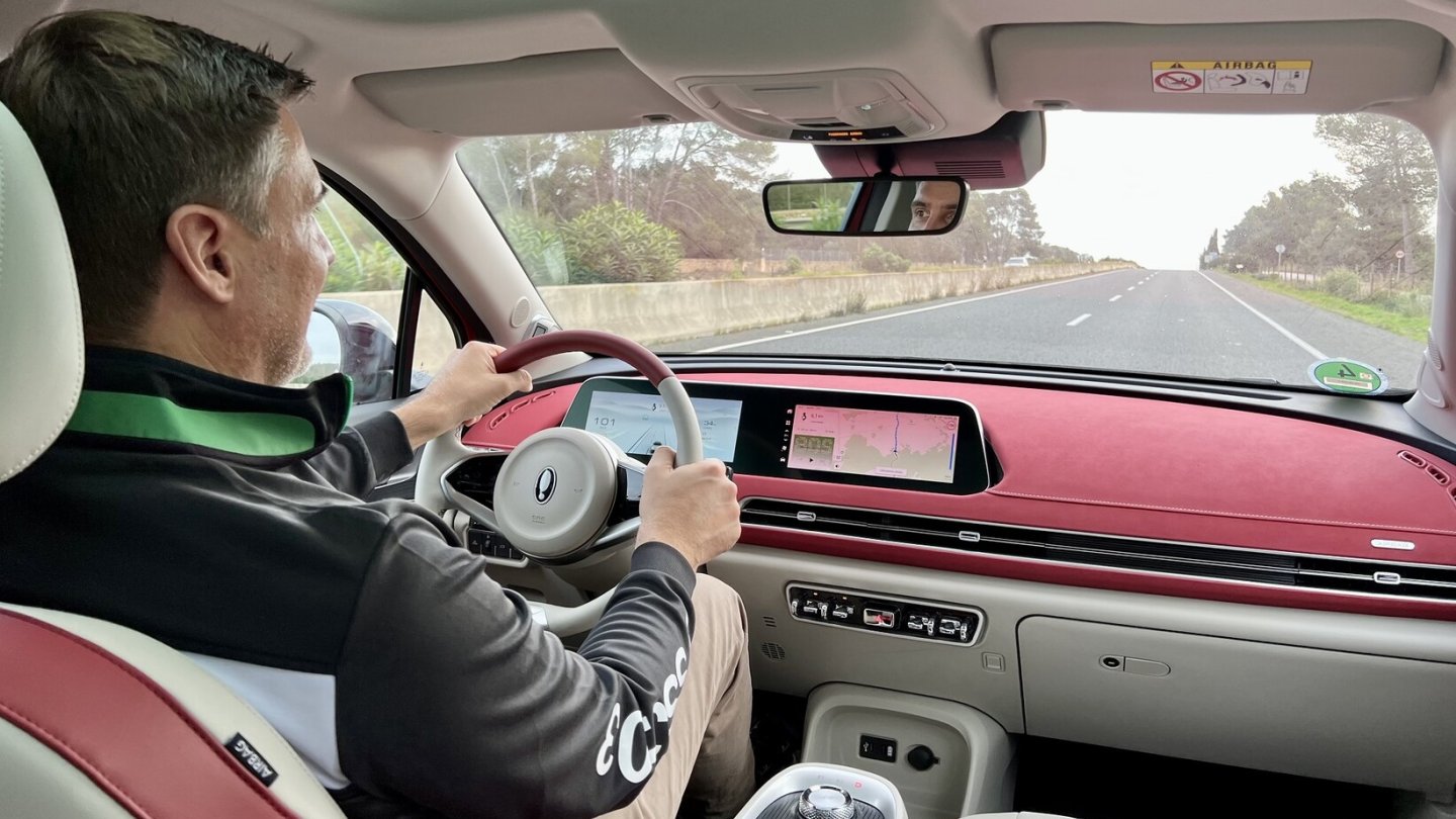 Der vom Bordcomputer abgelesene Testverbrauch liegt knapp unter dem WLTP-Wert.