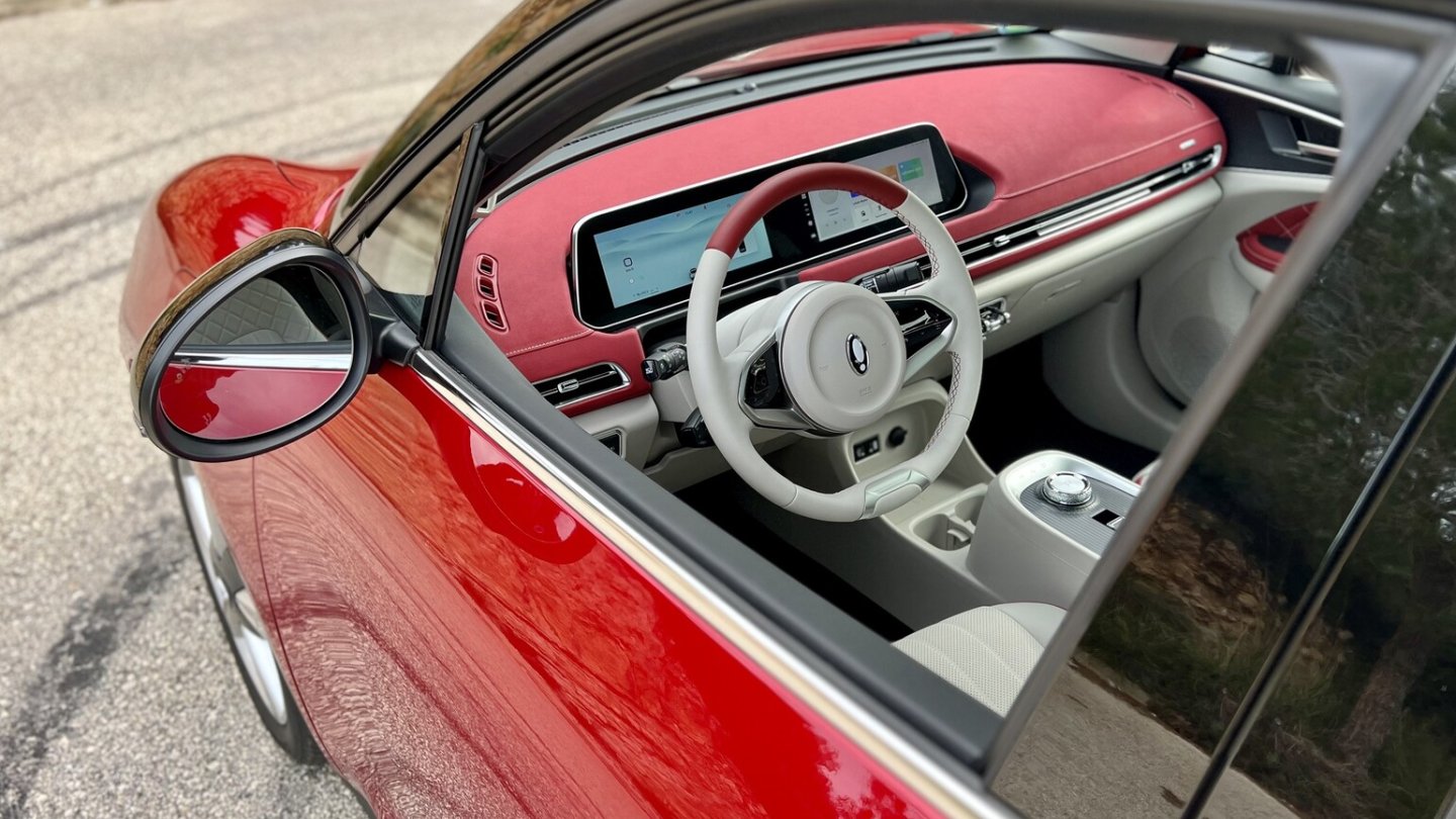 Gute Verarbeitung und große Displays im Cockpit.